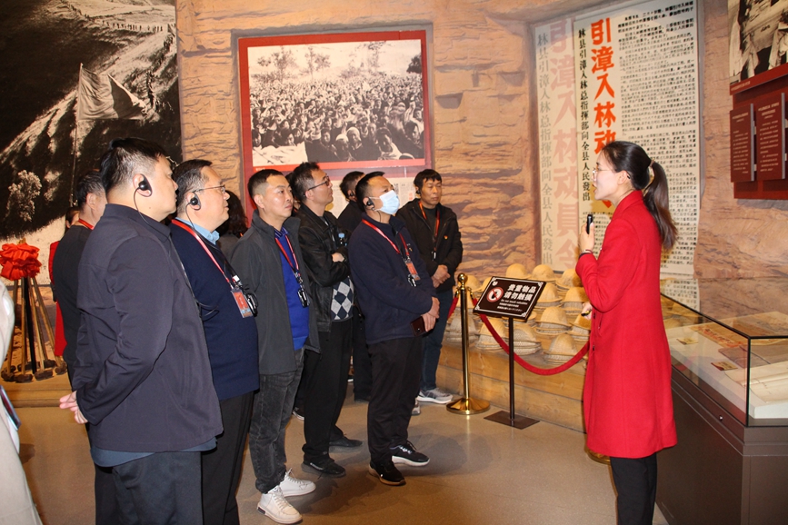 李媛为学员们讲述“人工天河”红旗渠的修建背景。受访者 供图