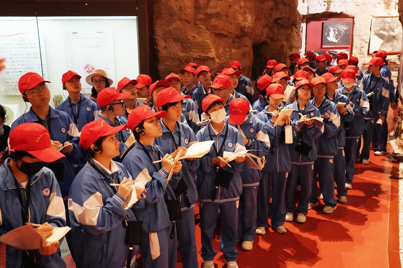 红旗渠纪念馆内，学生们认真聆听先辈们战天斗地修渠的艰辛故事。红旗渠风景区供图