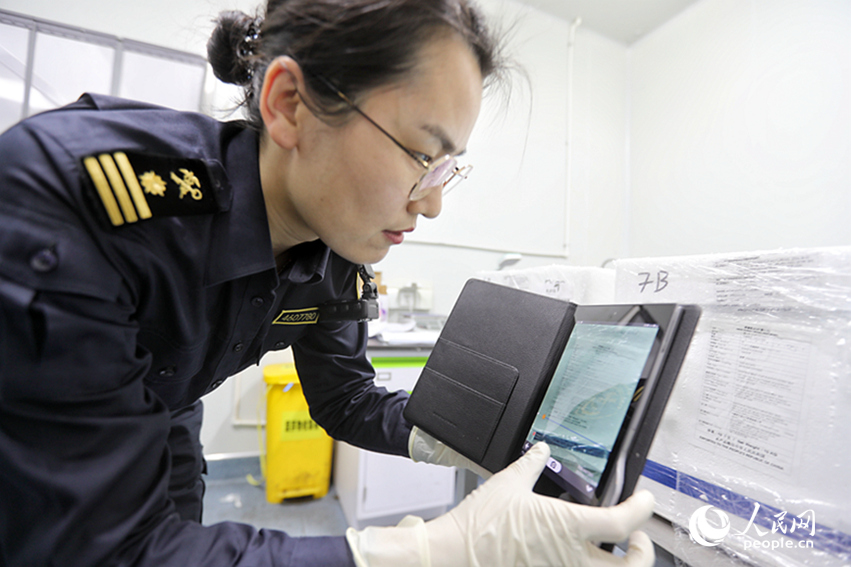 海關人員對貨物進行查驗。人民網 霍亞平攝 