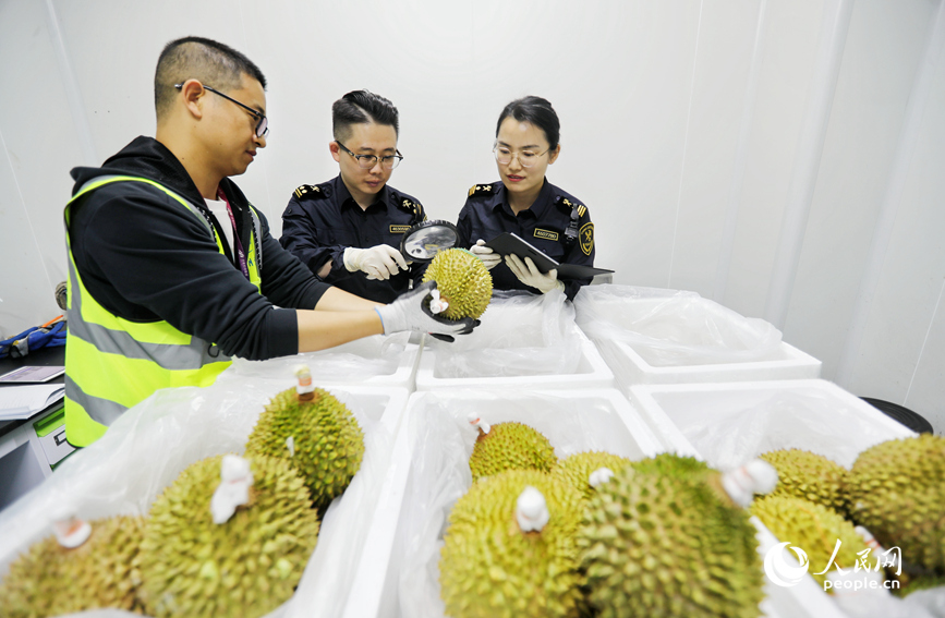 海关人员对货物进行查验。人民网 霍亚平摄