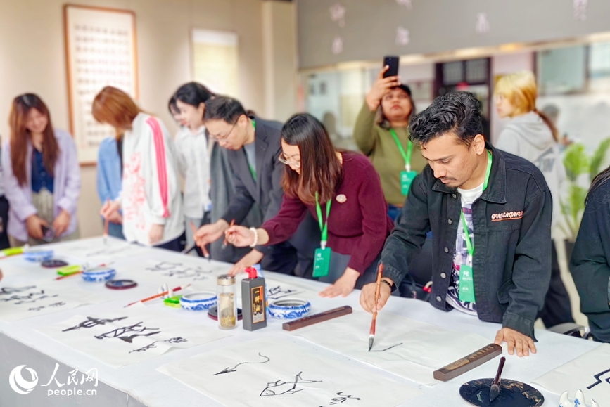 学写甲骨文。人民网 程明辉摄