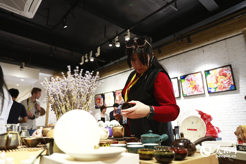 参访团参观三彩陶瓷制品展厅。人民网记者 慎志远摄