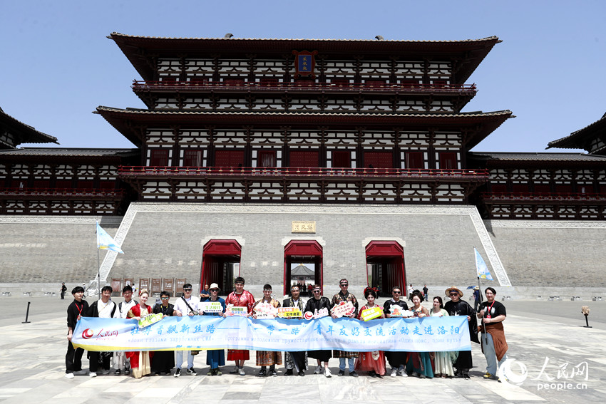 人民网“牡丹香飘新丝路”一带一路主流媒体洛阳行活动走进老城区。人民网记者 慎志远摄