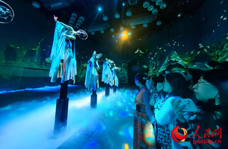《寻迹洛神赋》演艺项目带领观众沉浸式感受洛阳厚重的历史文化。人民网记者王佩摄