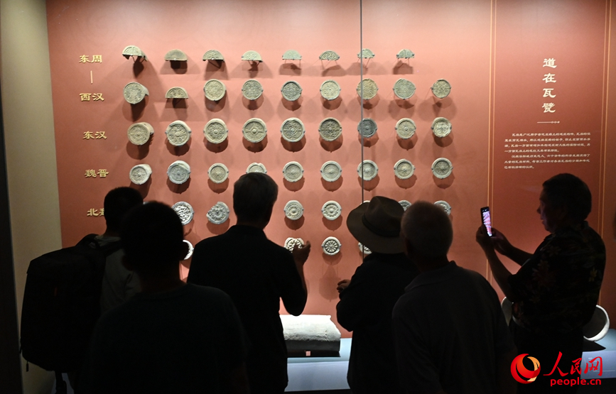 游客在参观瓦当展品。人民网记者 王玉兴摄