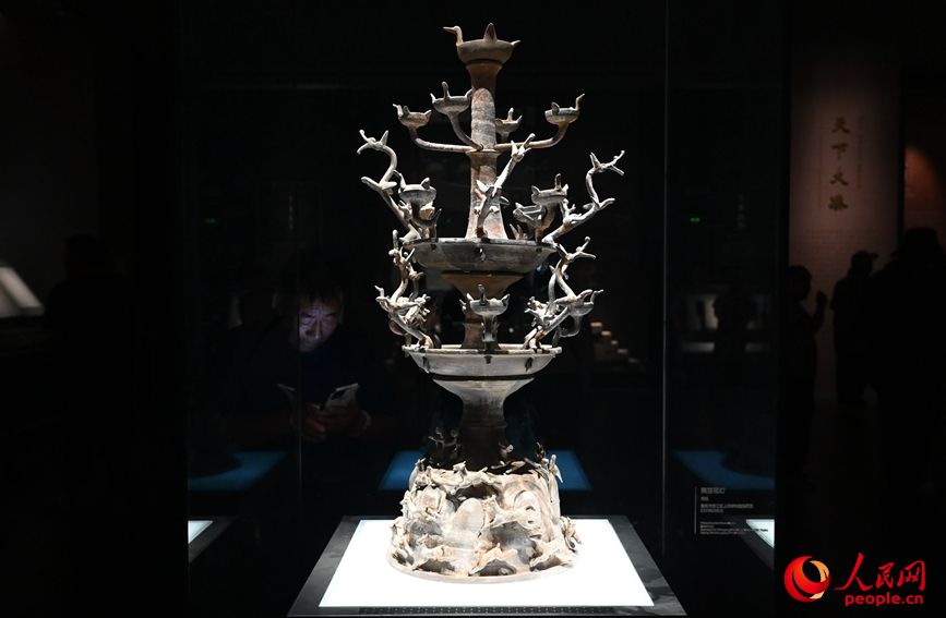 展品陶百花灯（东汉）。人民网记者 王玉兴摄