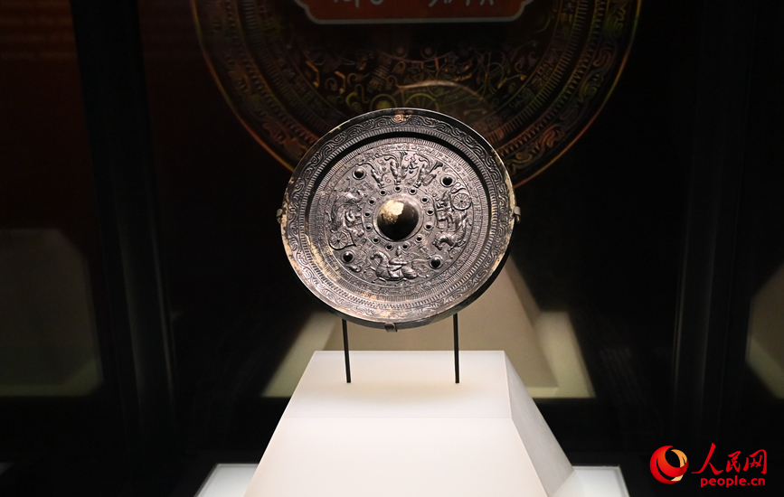 展品昭君出塞铜镜（东汉）。人民网记者 王玉兴摄