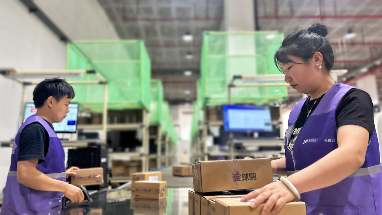 一件件跨境电商包裹在这里集聚、分拨,链动全球贸易