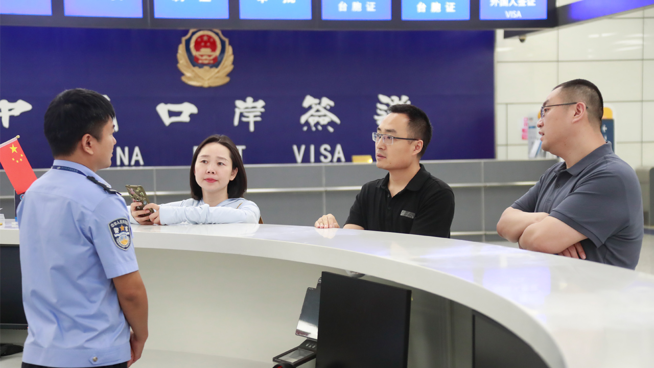 采访团走进郑州新郑国际机场,体验240小时过境免签及快速通关流程