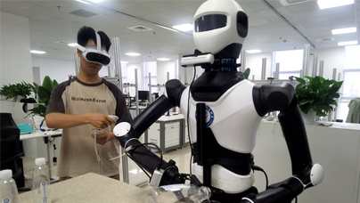 机器人变身全能搭子,你心动了吗?
面部表情惟妙惟肖,移动步态自然流畅,端茶倒水行动稳健,颠球功夫出神入化……