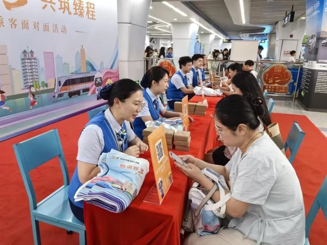 3号线各中心站站长与乘客进行深入交流,收集建议。郑州中建深铁供图