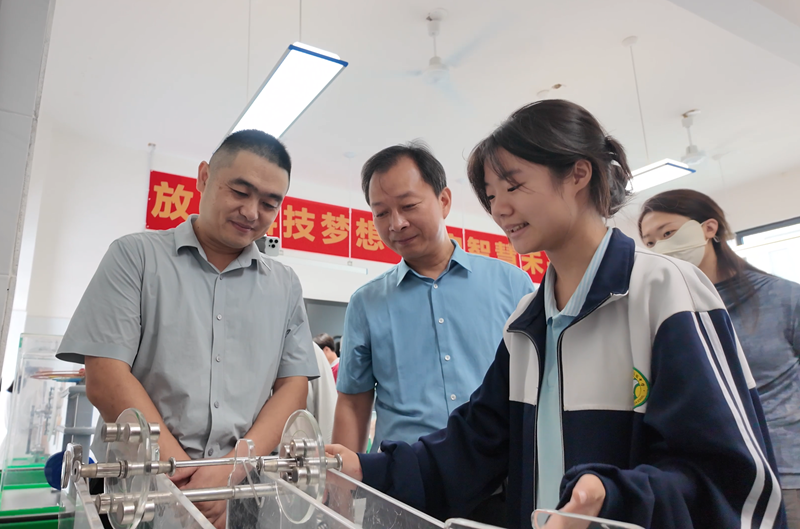 学生进行体验。鲁山县委宣传部供图