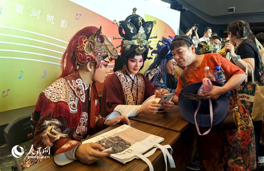 演出结束，演员与观众热情互动。人民网 辛静摄