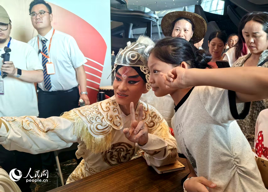 演出结束，小观众与演员合影留念。人民网 辛静摄