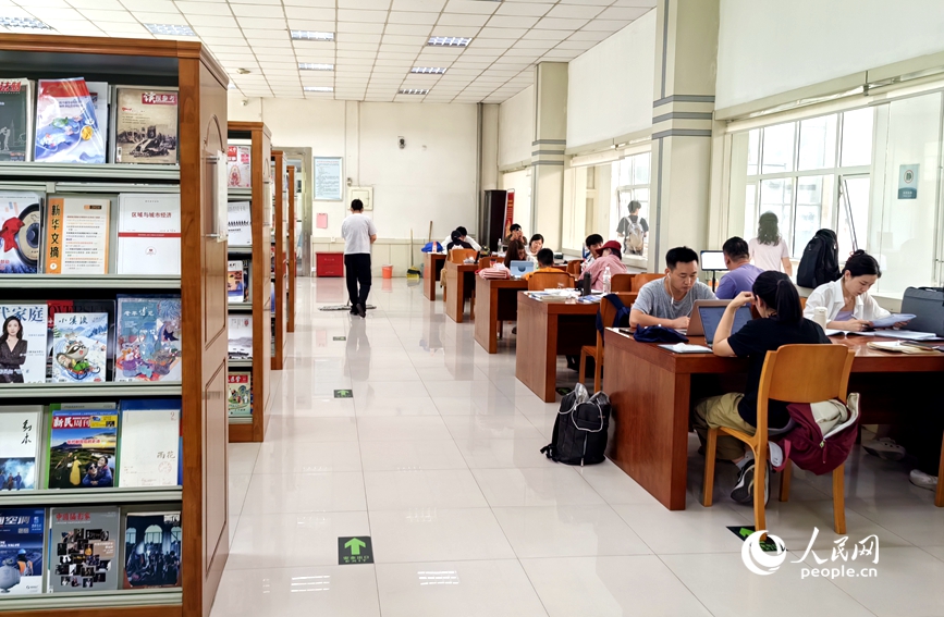 河南省图书馆嵩山路馆中文图书阅览室里，市民正在认真学习。人民网 辛静摄
