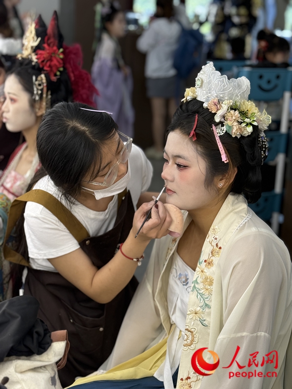 妆造师正在给游客做妆造。人民网记者 王佩摄