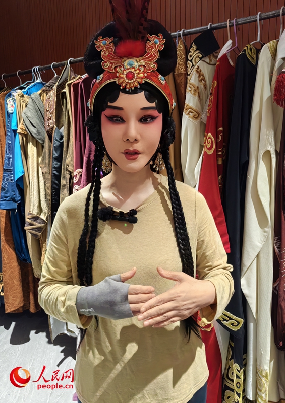 妇好扮演者吴素珍在化妆间隙接受采访。人民网 辛静摄