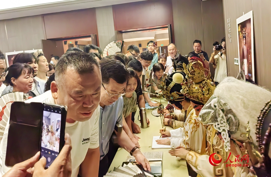 演出结束,演员与观众热情互动。人民网 辛静摄