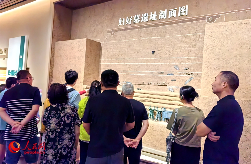 7月10日,游客在殷墟博物馆