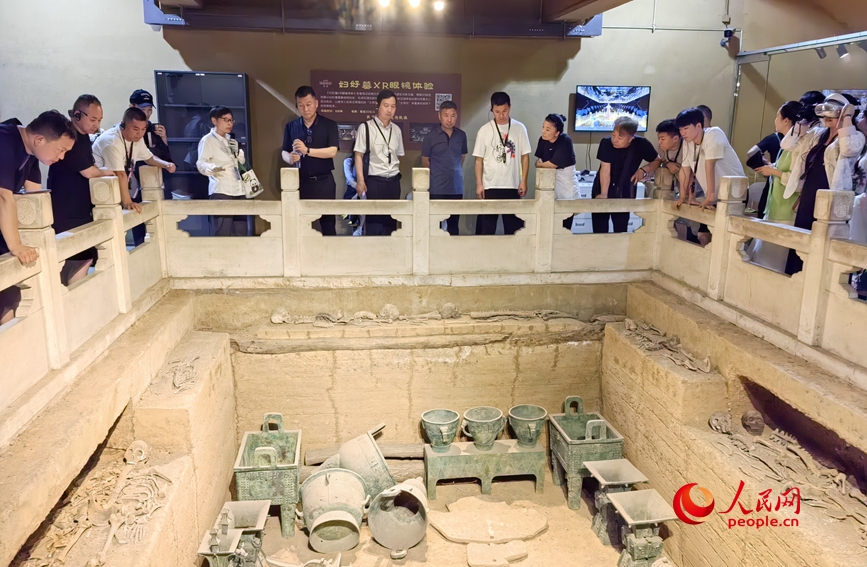 7月10日,剧组部分主创人员参观殷墟遗址妇好墓。人民网 辛静摄