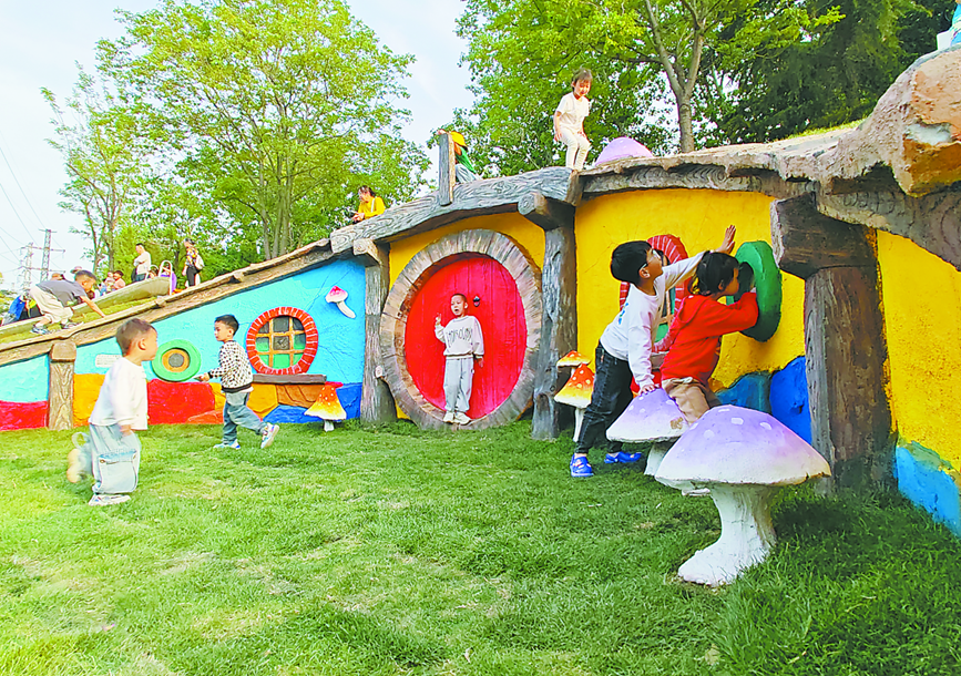 湛河北路南侧新修建的童话树屋成为小朋友的打卡地 姜涛 摄