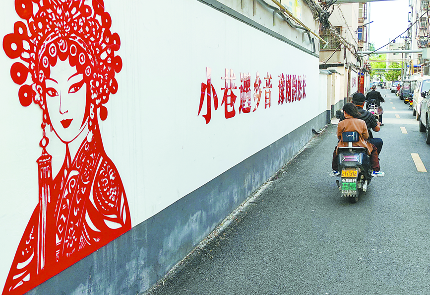 戏剧脸谱为新修建的中海巷增彩。 姜涛 摄