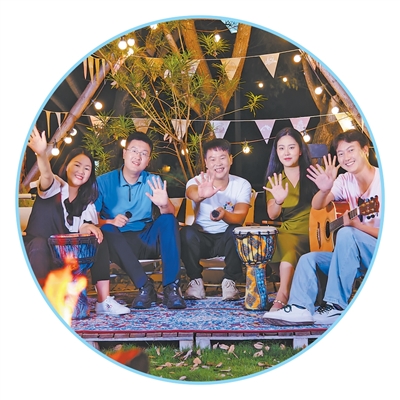 游客在攀枝花市一处露营地合影留念。攀枝花市委宣传部供图