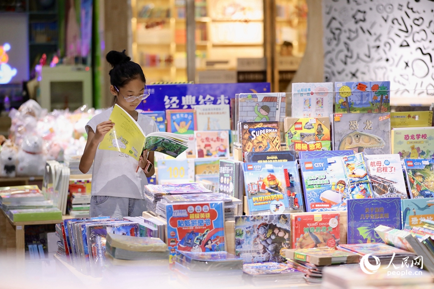 市民在撒哈拉书店阅读。人民网 宋芳鑫摄