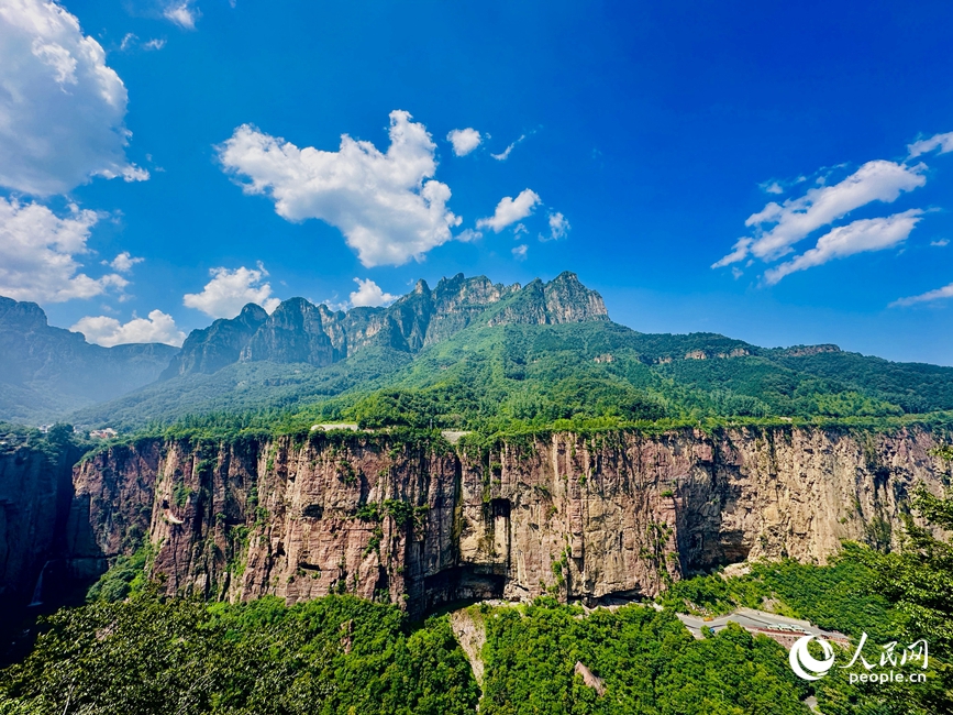 正午雨后，太行山云雾缭绕，郭亮挂壁公路，与太行群峰的苍翠构成绝美画卷。人民网记者 尚明桢摄
