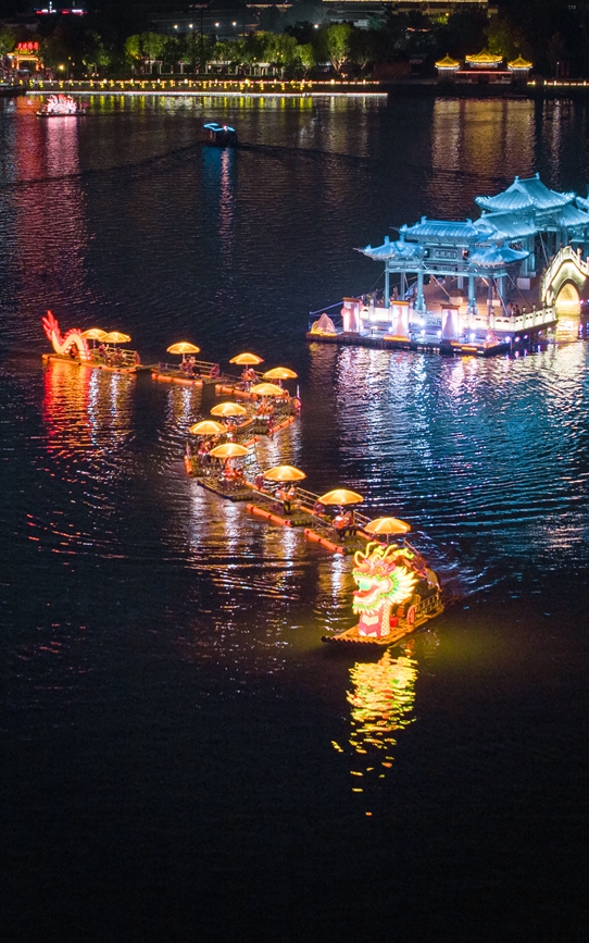 乘坐汴河游船，整段航程犹如展开一幅有声有色的宋朝画卷，让历史的回响与当代的光影在汴水之上完成一场跨越时空的对话。皇甫英楠摄