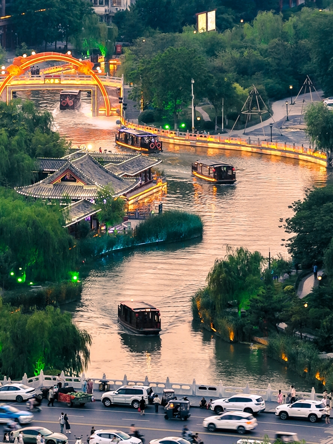 如今的汴河，贯穿开封南北城，再现千年前北宋的繁华盛景。骆建龙摄