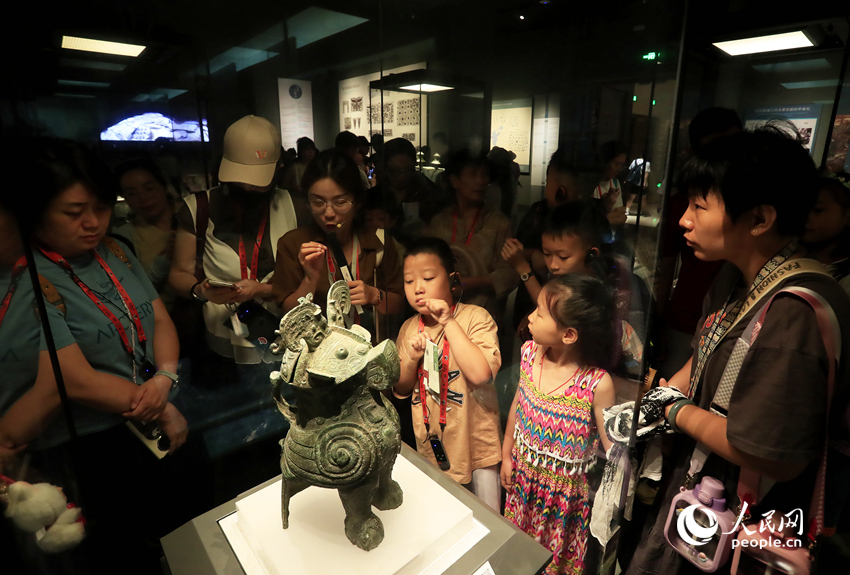 游客在河南博物院参观。人民网记者 慎志远摄