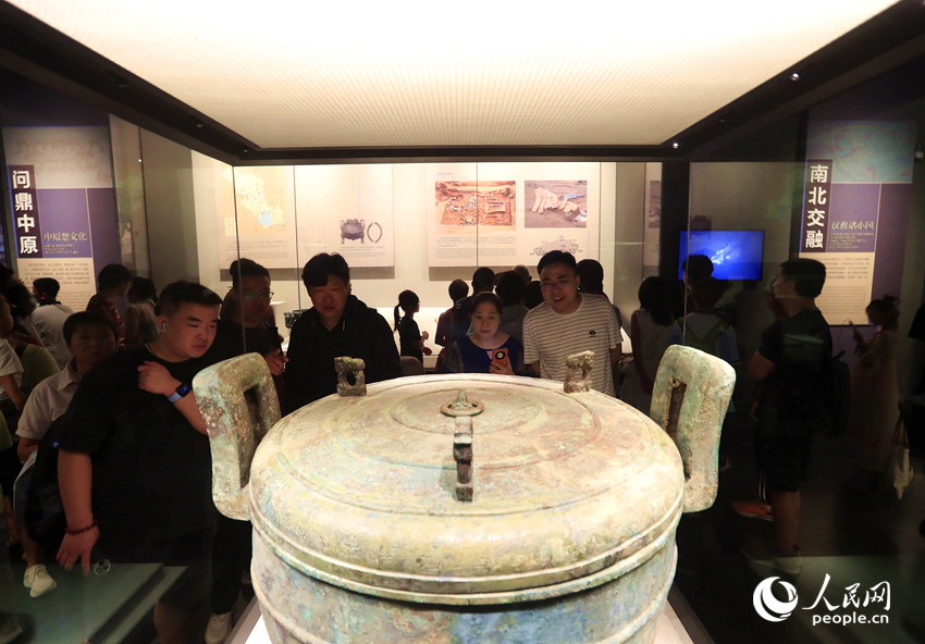 游客在河南博物院参观。人民网记者 慎志远摄