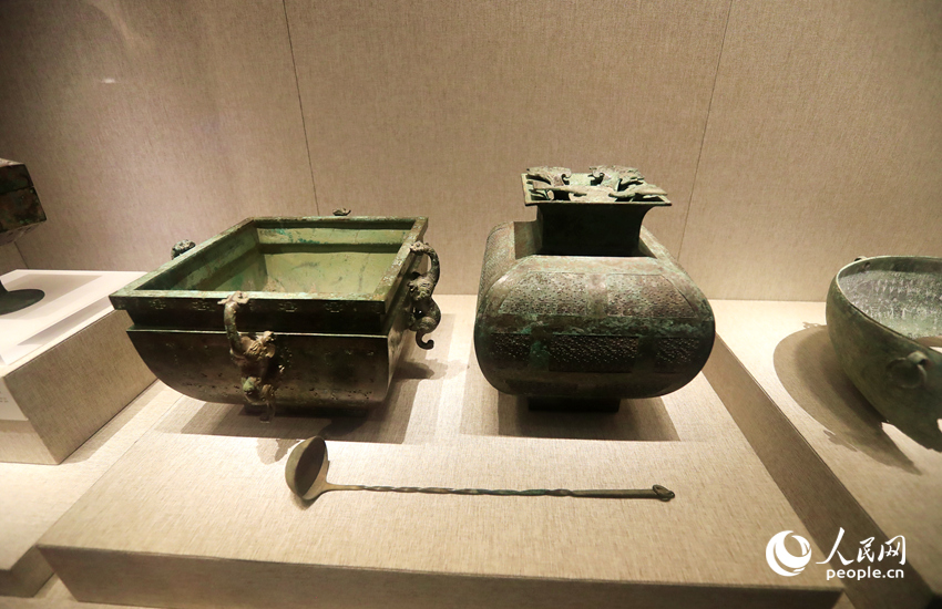 战国时期的“冰箱”——错金嵌松石龙耳铜方鉴与铜方罍。人民网记者 慎志远摄