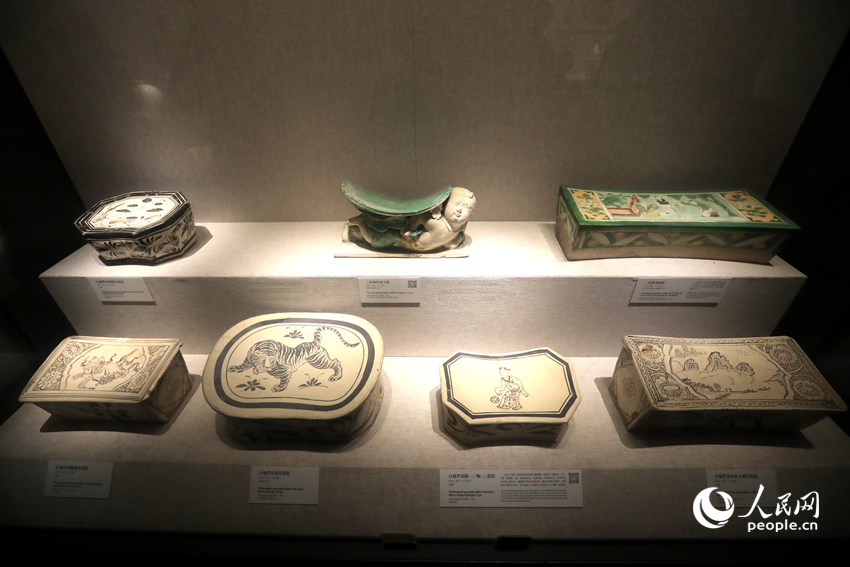 河南博物院展出的各类瓷枕。人民网记者 慎志远摄