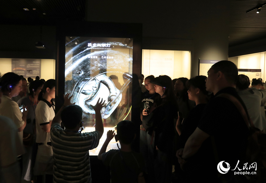 游客在河南博物院参观。人民网记者 慎志远摄