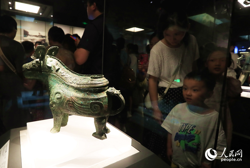 游客在河南博物院参观。人民网记者 慎志远摄