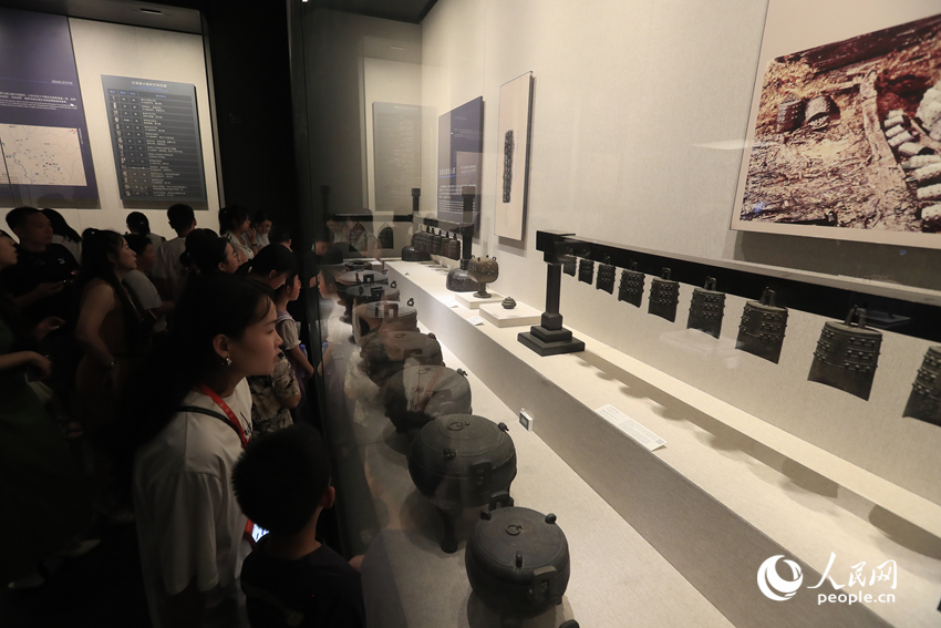 游客在河南博物院参观。人民网记者 慎志远摄