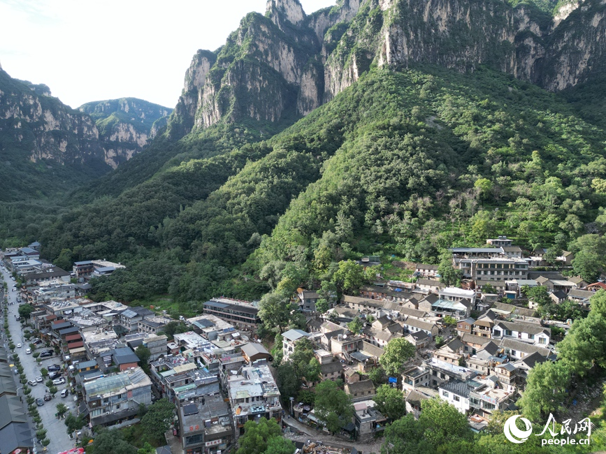 万仙山里的民宿集群。人民网记者 尚明珍摄