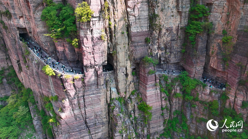 这条镶嵌在百米绝壁上的 “长廊”,正以 “网红打卡地” 的身份,迎来一年中最热闹的时节。人民网 宋芳鑫摄