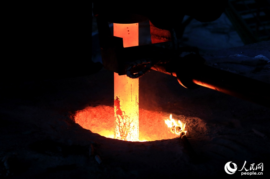 钢水注入到中间包。人民网记者 慎志远摄