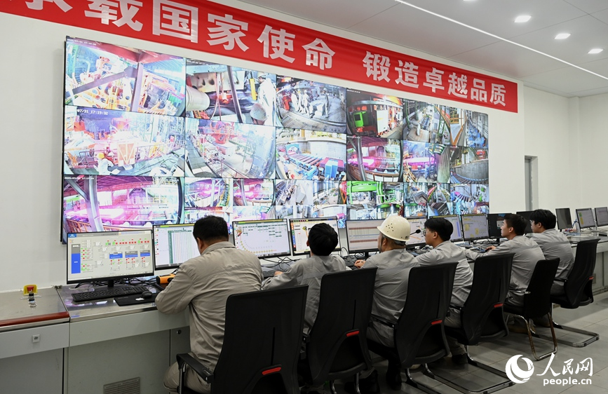 工作人员监控设备运行状况。人民网记者 王玉兴摄
