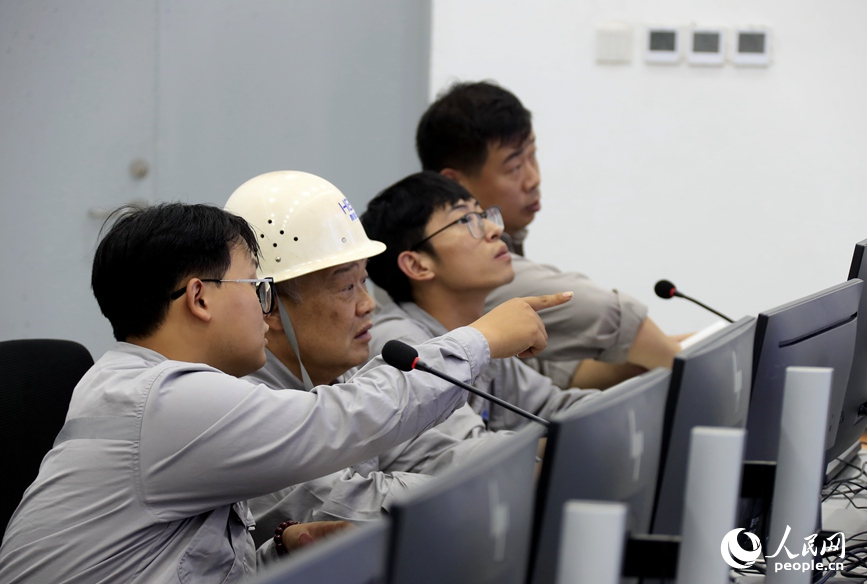 工作人员在主控室研判相关工艺参数。人民网记者 慎志远摄