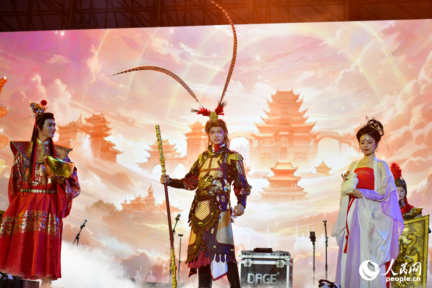 丰富多样的文艺演出。人民网 宋芳鑫摄