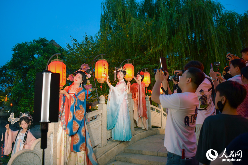 洛邑古城汉服拍摄火热。人民网记者 尚明桢摄