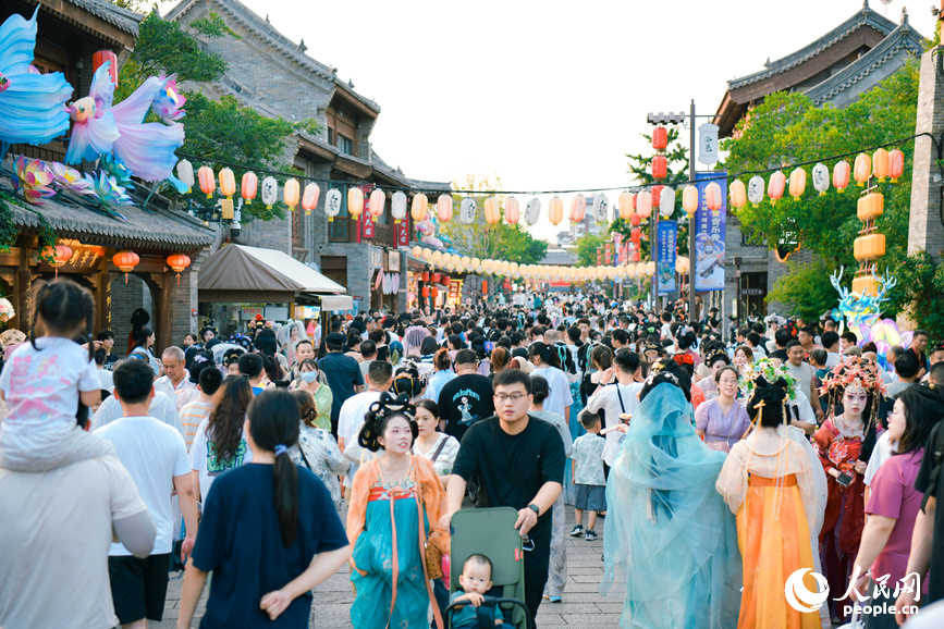 洛邑古城游人如织。人民网记者 王佩摄