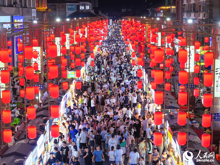 十字街人潮涌动。人民网记者 尚明桢摄