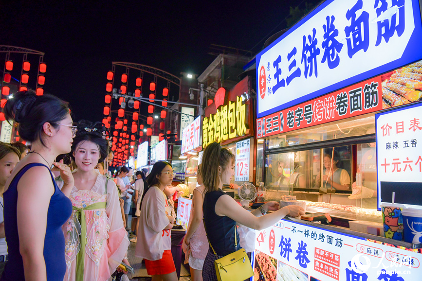 十字街游客品尝美食。人民网 宋芳鑫摄