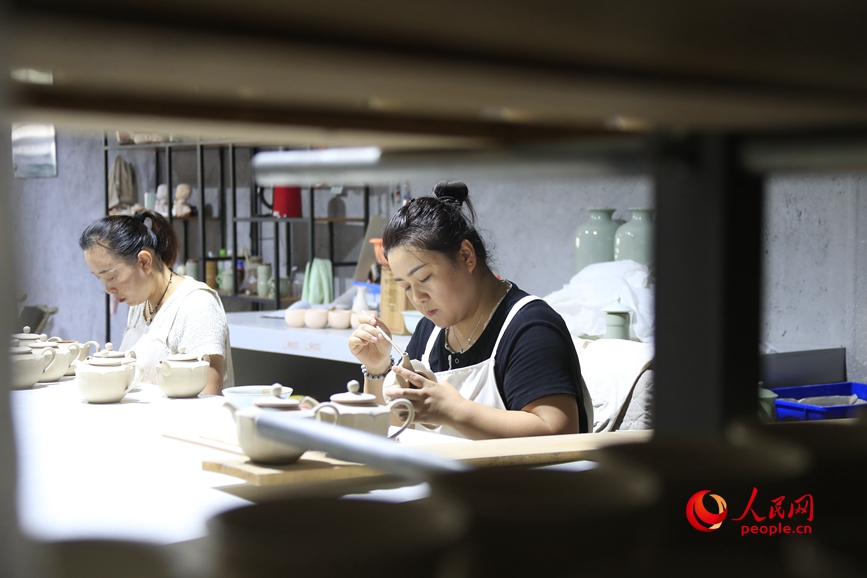瓷器制作。人民网记者 慎志远摄