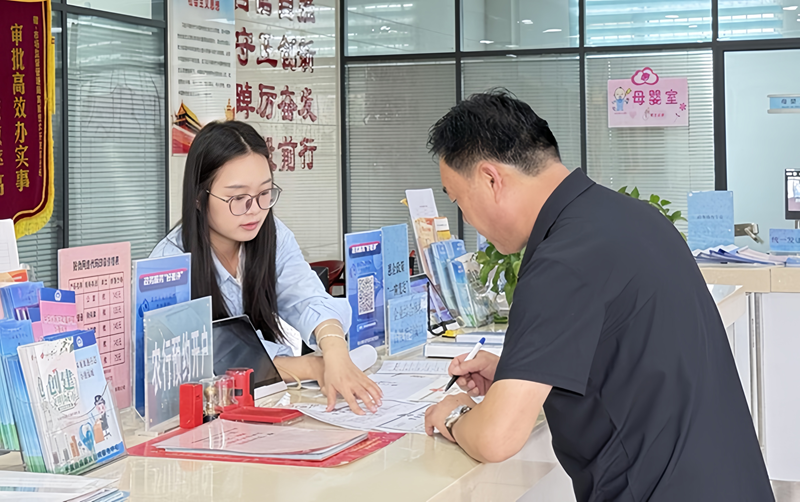 政务服务大厅窗口人员为企业开展合规指引服务。石艳蕾摄